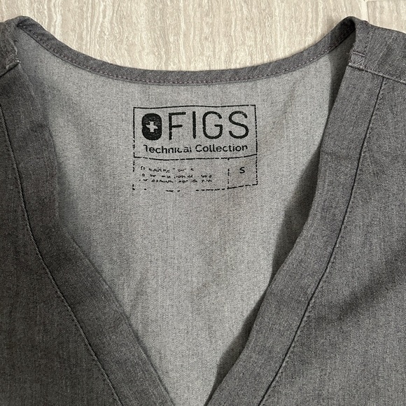 Figs Casma Three-Pocket Scrub Top Graphite - Picture 4 of 4